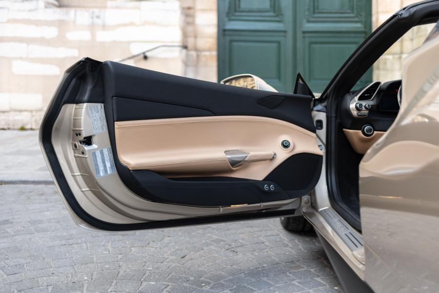 Детали интерьера Ferrari 488 Spider Sleek Beauty (233572) 2018 года  (фото 6 из 22)